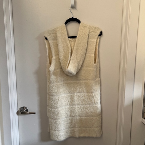 Fuzzy Off White Hooded Vest - One Size - Do Everything In Love - Picture 3 of 4